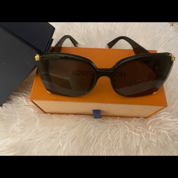 Louis Vuitton Accessories - **Authentic** Louis Vuitton Mood For Love Sunglasses